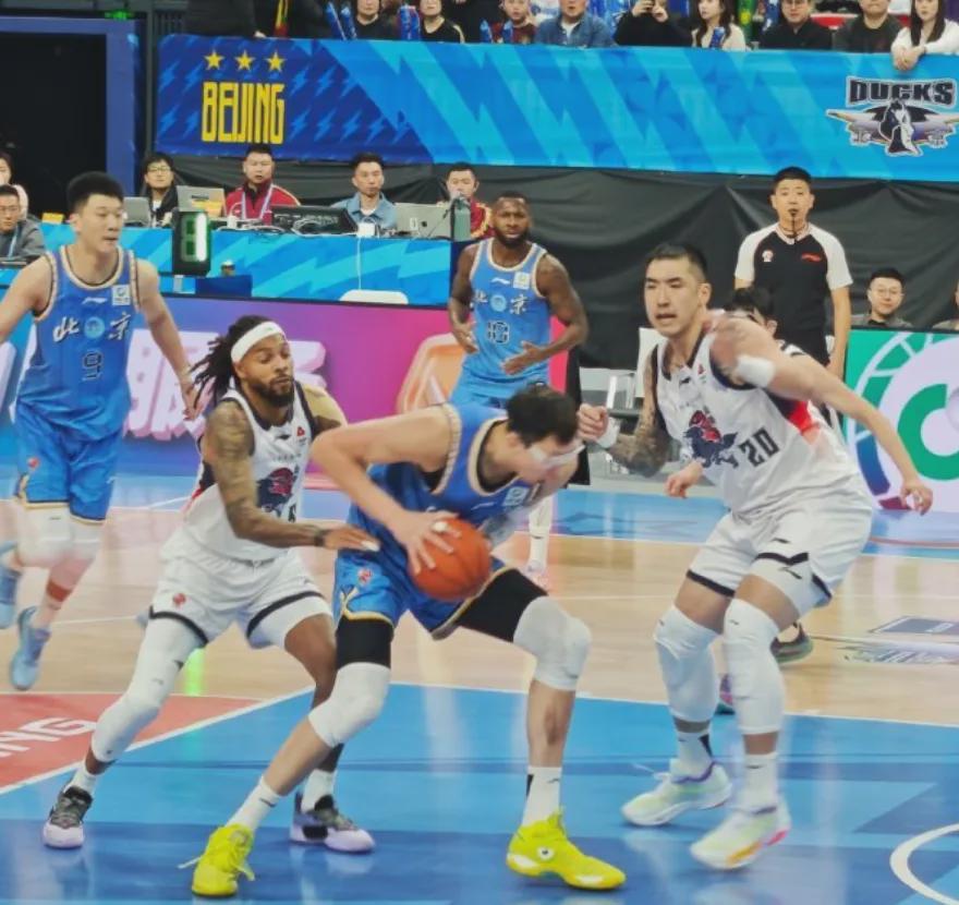 目送压哨绝杀！周琦暴怒！这样咋打NBA啊...